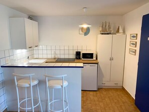 Kühlschrank, Ofen, Kochgeschirr/Geschirr/Besteck