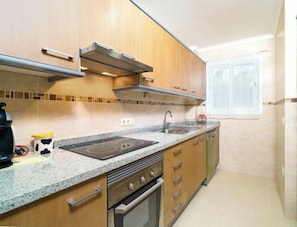 Een koelkast, een microgolfoven, een oven, een vaatwasser