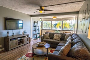 Taulutelevisio, pöytätennispöytä, kirjoja