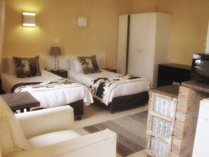 Habitación con 2 camas individuales (204 (5)) | Decoración personalizada y muebles diferentes