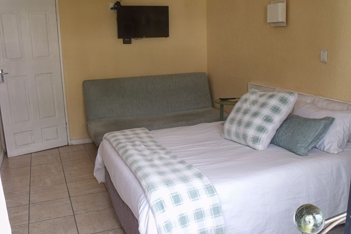 Family Double Room (203 (4)) | Laptop workspace, iron/ironing board (on request), WiFi (free)