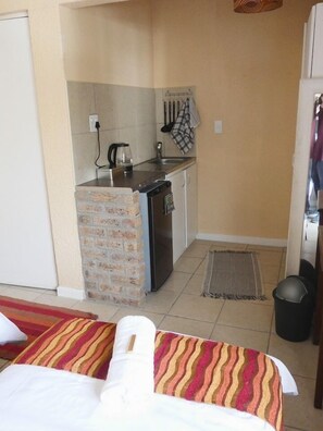 Fridge, microwave, stovetop, toaster - The Br33ze on Main - Sea Point (Cape Town)