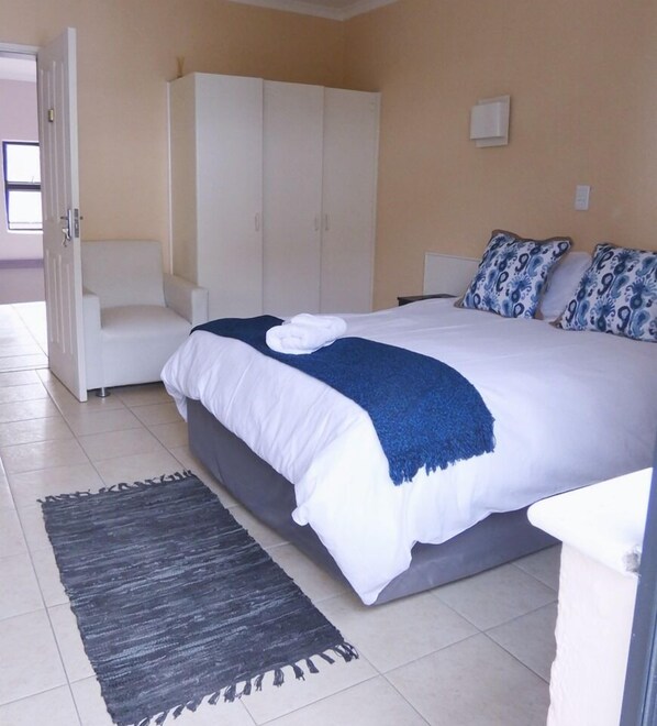 Double Room (201 (1)) | Individually decorated, individually furnished, laptop workspace - The Br33ze on Main - Sea Point (Cape Town)