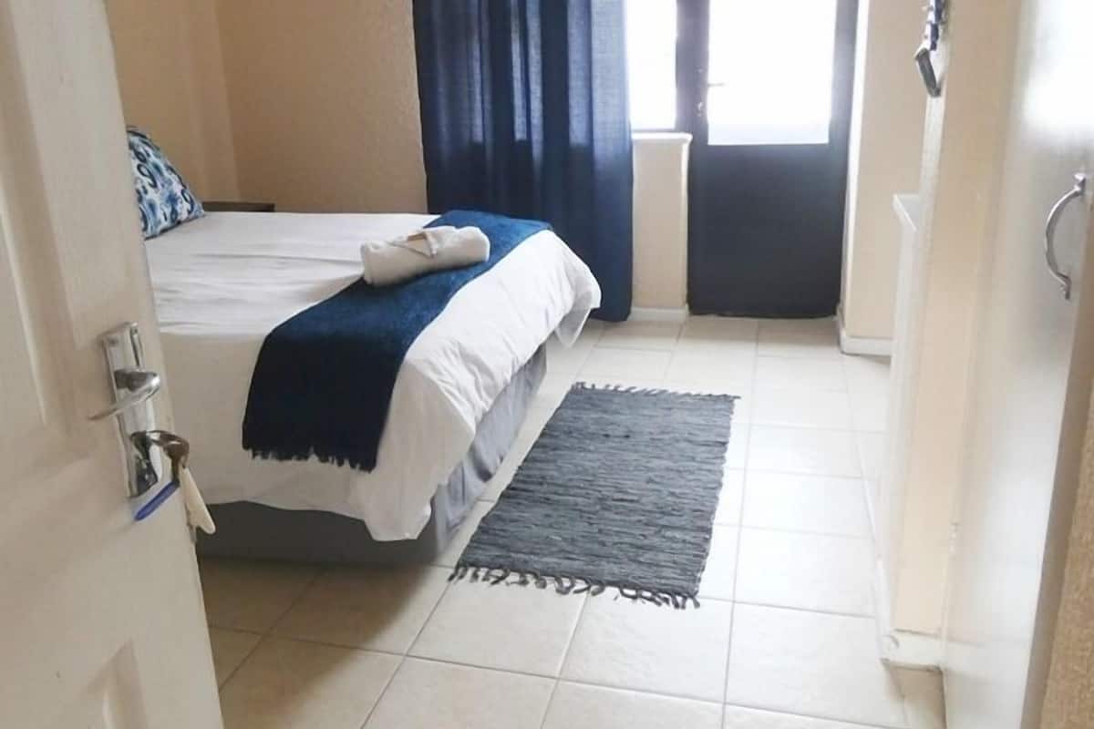 Double Room (201 (1)) | Laptop workspace, iron/ironing board (on request), WiFi (free)