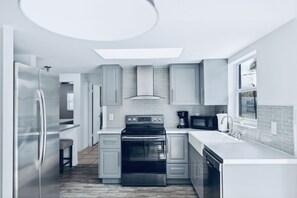 Een koelkast, een magnetron, een oven, een kookplaat