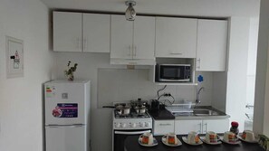 Fridge, microwave, oven, coffee/tea maker - Moderno, Acogedor y Minimalista Lindo Departamento muy cerca al centro Historico de Lima (Cercado de Lima)