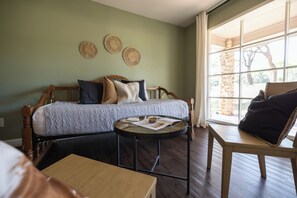 6 عدّة غرف نوم ومكتب ومكواة/لوح كي وسرير سفر