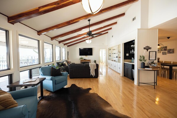 Smart TV, chimenea, videojuegos y reproductor de DVD 