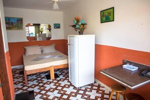 Desk, free WiFi, bed sheets - A Número 1 Suítes (Guarapari)