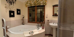 Separate tub and shower, jetted tub, free toiletries, hair dryer - Otters Den Self Catering Cottages (Fort Nottingham)