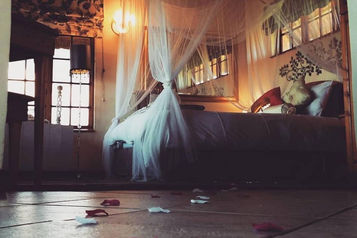 Dobbeltrom – honeymoon | Senger med Select Comfort-madrass, safe på rommet og skrivebord