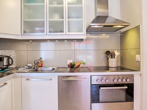 Een koelkast, een oven, een vaatwasser, een broodrooster