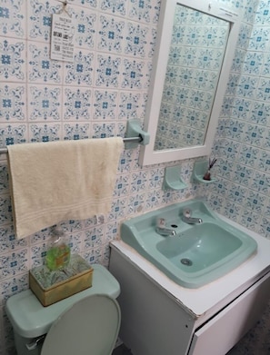 Ducha, cabezal de ducha tipo lluvia, toallas, jabón
