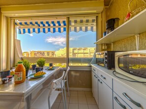 ثلاجة، ميكروويف، فرن، مستلزمات طهي/أطباق/أوعية