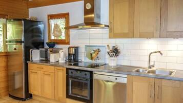 Een koelkast, een microgolfoven, een oven, een vaatwasser