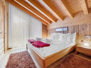 3 bedrooms, desk, free Internet