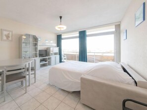 1 bedroom, desk, free internet