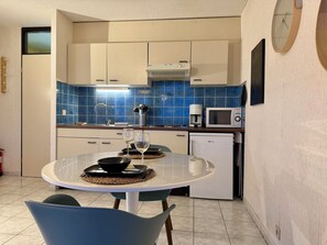 Refrigerador, microondas, periquera y utensilios de cocina