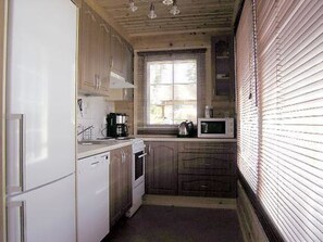 Een koelkast, een microgolfoven, een vaatwasser