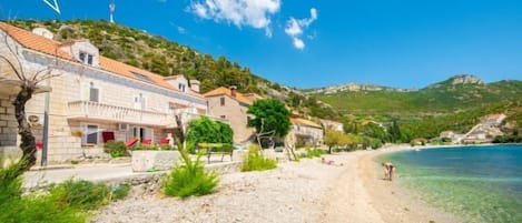 Una spiaggia nelle vicinanze