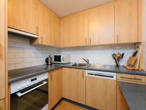 Kühlschrank, Mikrowelle, Ofen, Geschirrspüler