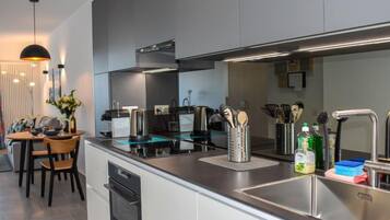 Réfrigérateur, lave-vaisselle, chaise haute