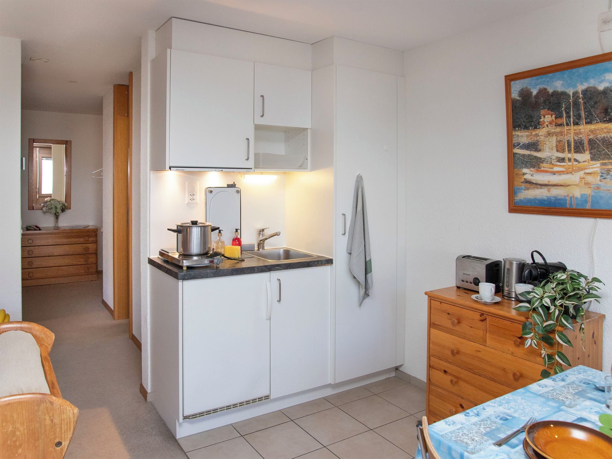 Réfrigérateur, micro-ondes, grille-pain, chaise haute