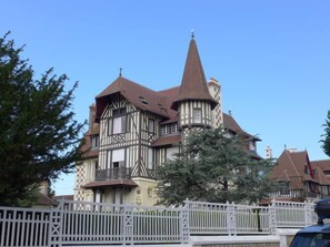 Ein großes, historisches Gebäude mit einem markanten Turm und zahlreichen Fenstern.