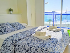 4 slaapkamers, een bureau, een strijkplank/strijkijzer, wifi