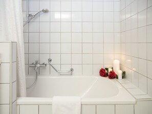 Een haardroger, handdoeken