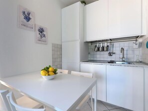 Réfrigérateur, batterie de cuisine, vaisselle et ustensiles