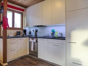Kühlschrank, Mikrowelle, Ofen, Geschirrspüler