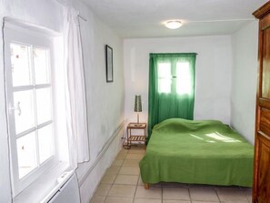 3 bedrooms, iron/ironing board, internet