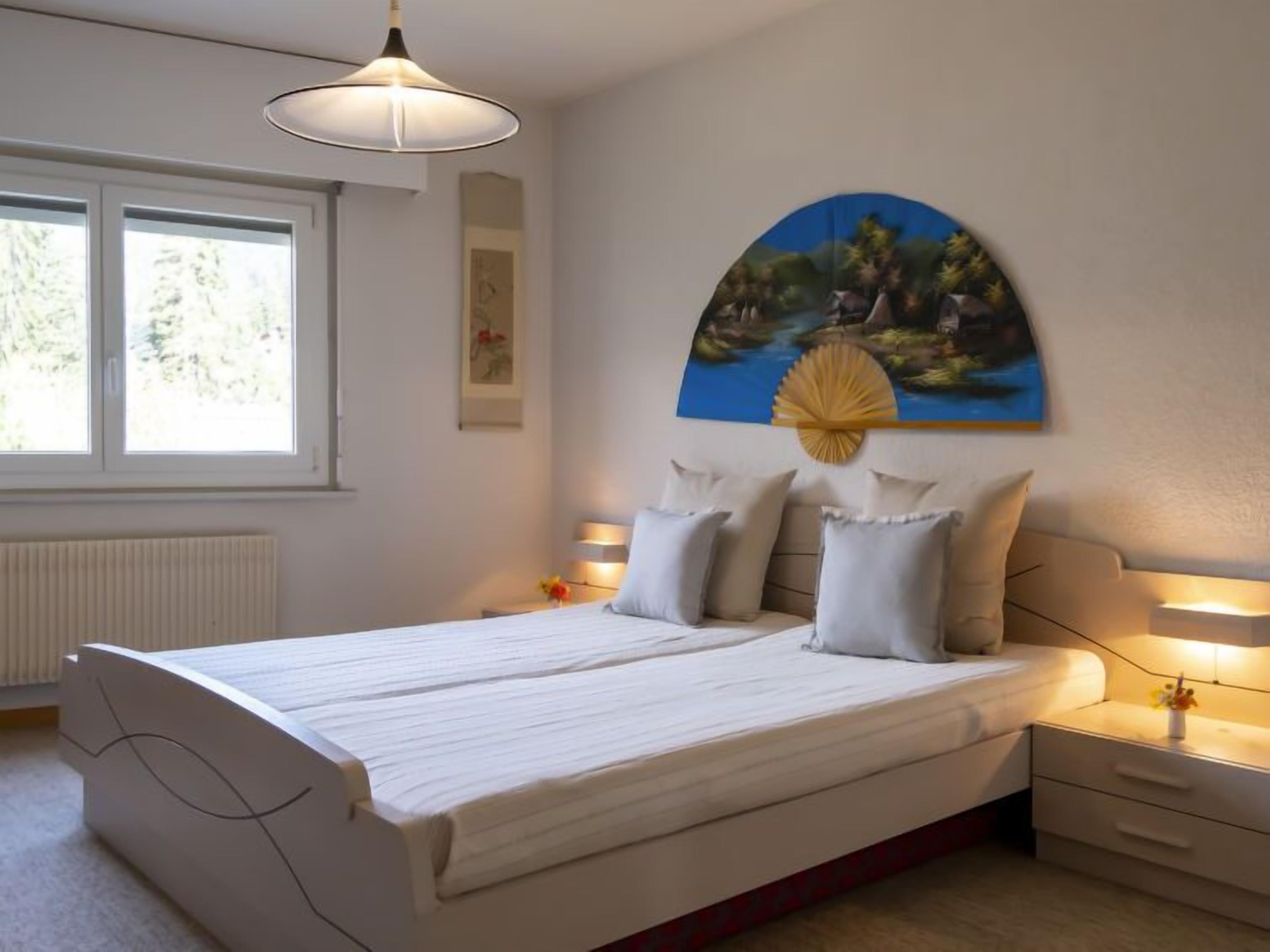 2 bedrooms, desk, Internet