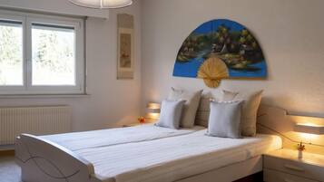 2 bedrooms, desk, Internet