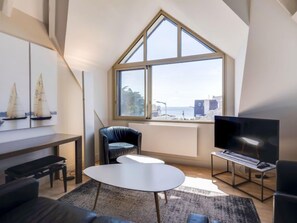 Flat-screen TV, fireplace