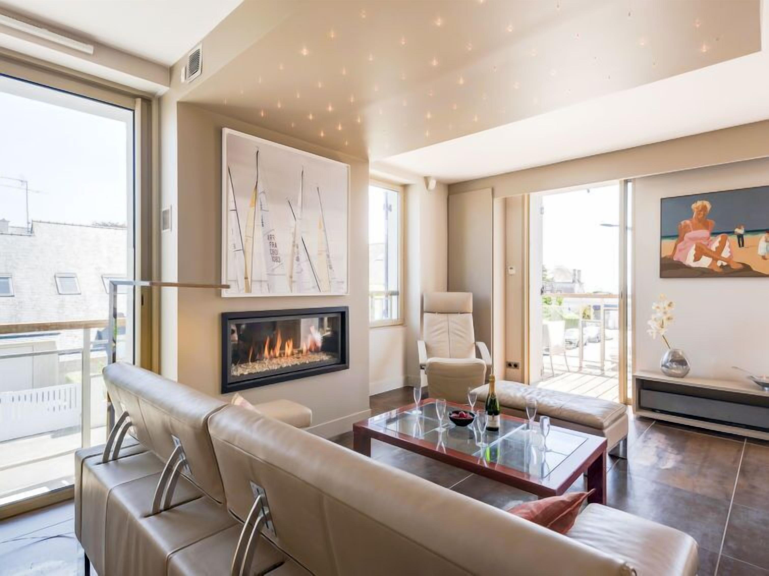 Flatskjerm-TV og peis