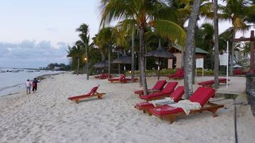 En la playa y camastros