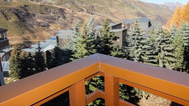 Une vue sur une montagne avec des bâtiments au premier plan.