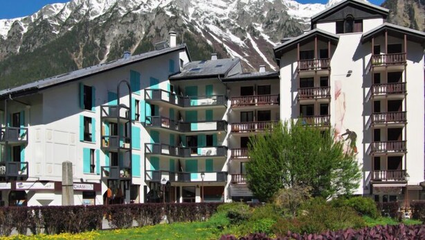 Ein Hotel mit mehreren Balkonen und Bergblick.