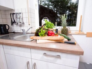 Kühlschrank, Mikrowelle, Ofen, Hochstuhl