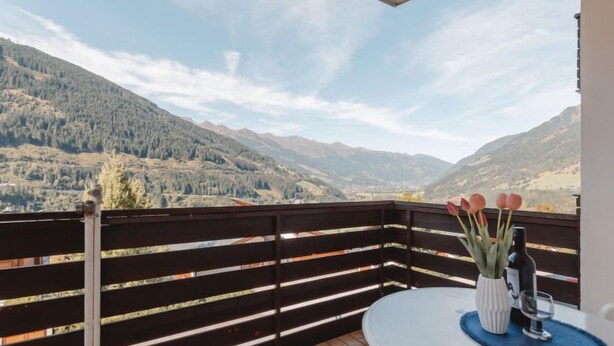 Un balcon donnant sur un paysage montagneux.