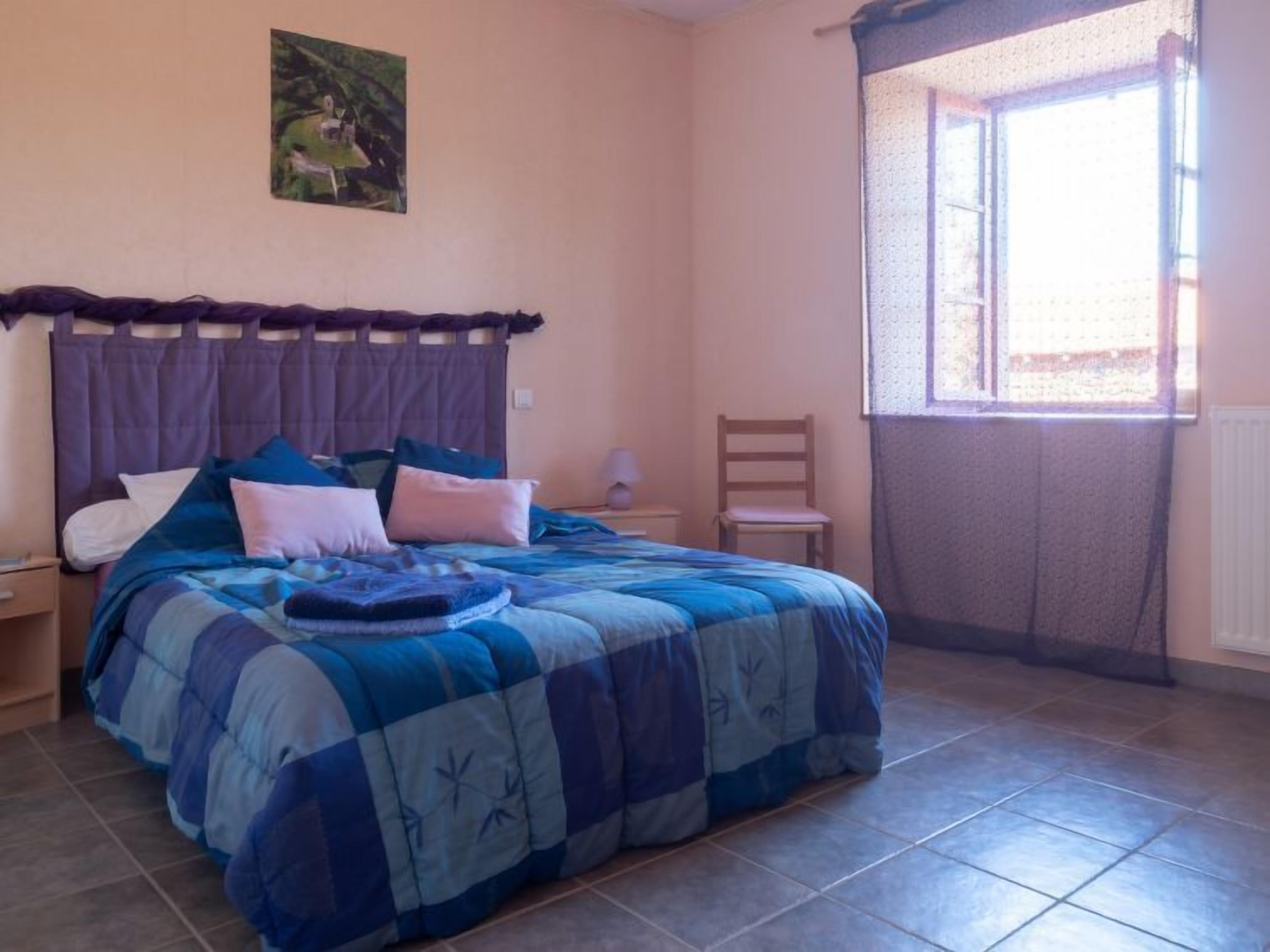 3 chambres, fer et planche à repasser