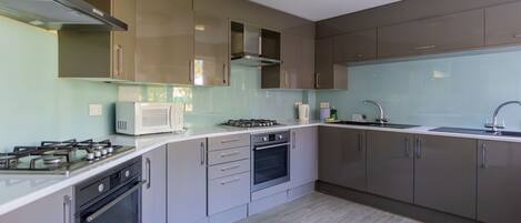 Réfrigérateur, micro-ondes, four