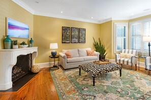 Een televisie en een stereo