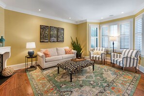 Een televisie en een stereo