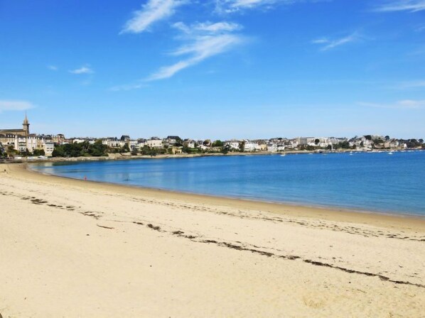 Una playa cerca