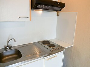 Réfrigérateur, lave-vaisselle, grille-pain, chaise haute