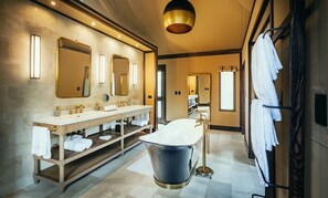 Combined shower/bathtub, rainfall showerhead, designer toiletries