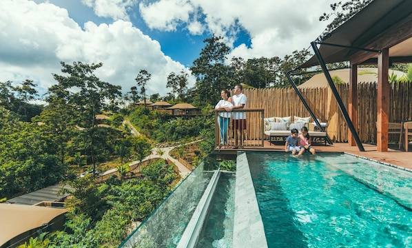 Piscine extérieure, chaises longues